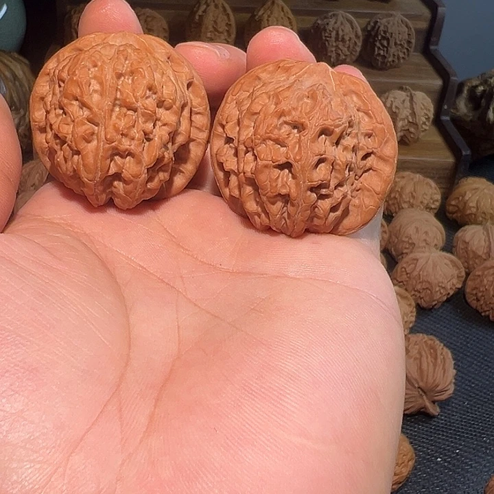 刘***洋把件文玩核桃40尺全品血麒麟