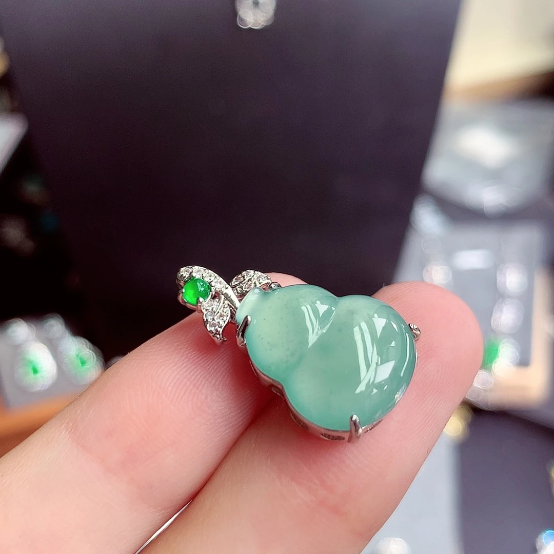 翡翠未镶嵌颈饰挂件