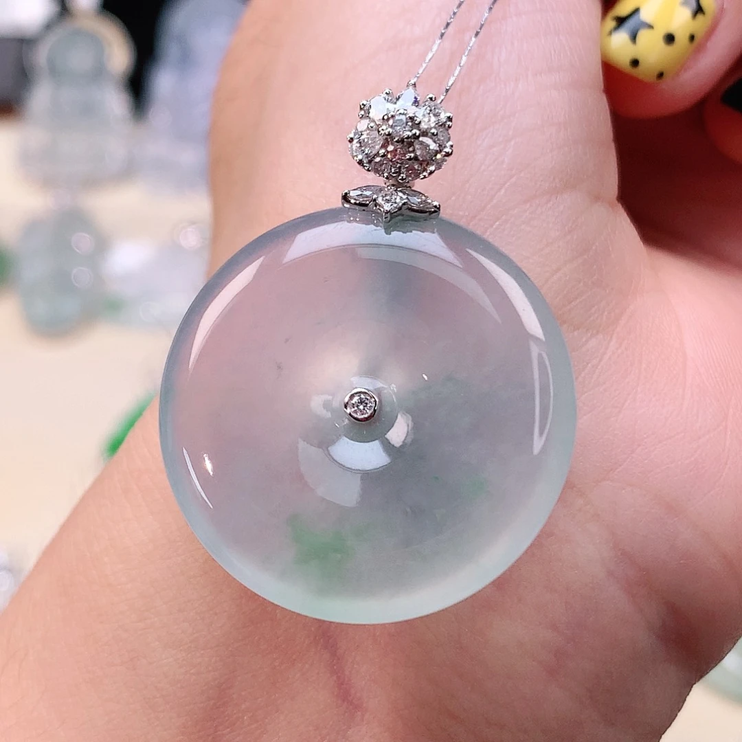 翡翠18K金镶嵌颈饰平安扣