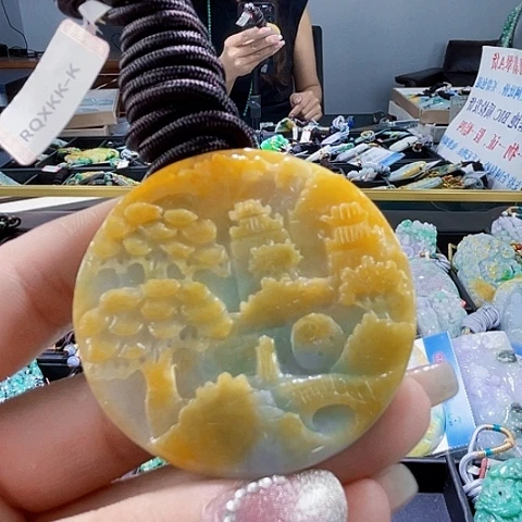 翡翠未镶嵌颈饰一个