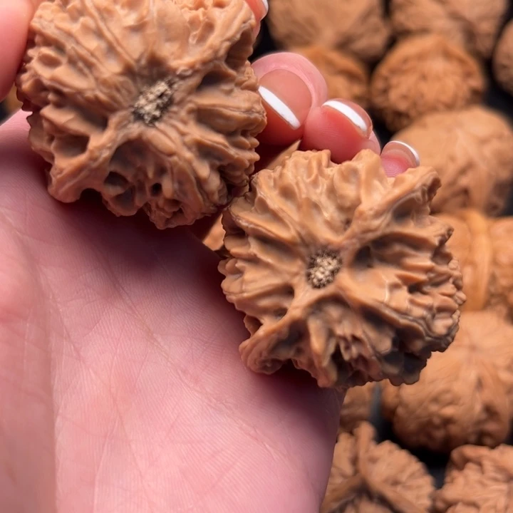 文玩核桃吊坠是**呀2726苹果