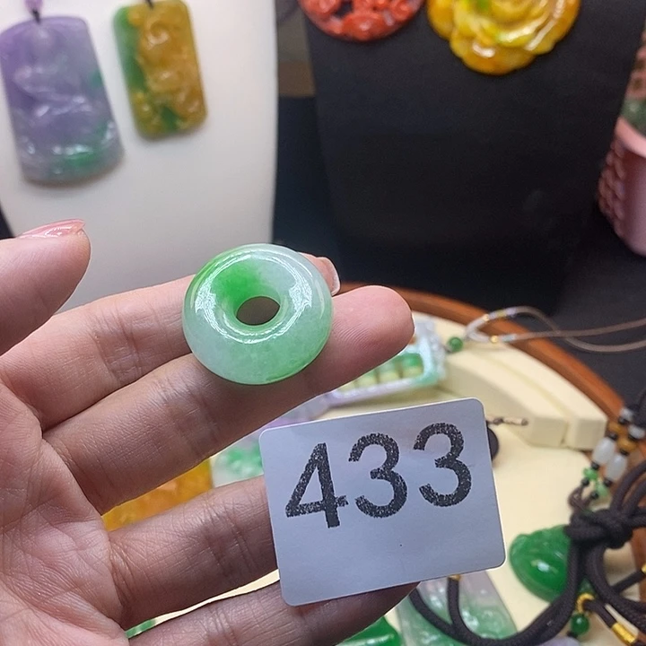 翡翠未镶嵌吊坠(赠链)