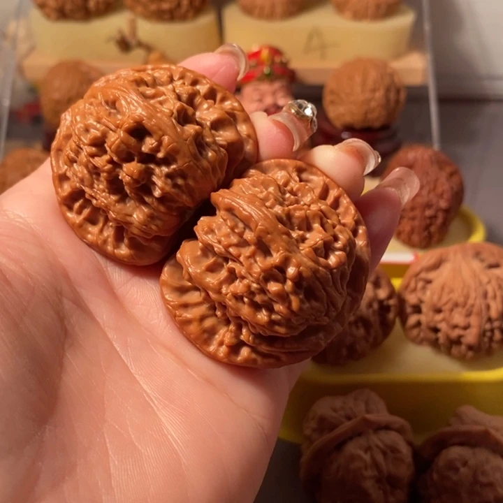 文玩核桃吊坠45白狮子