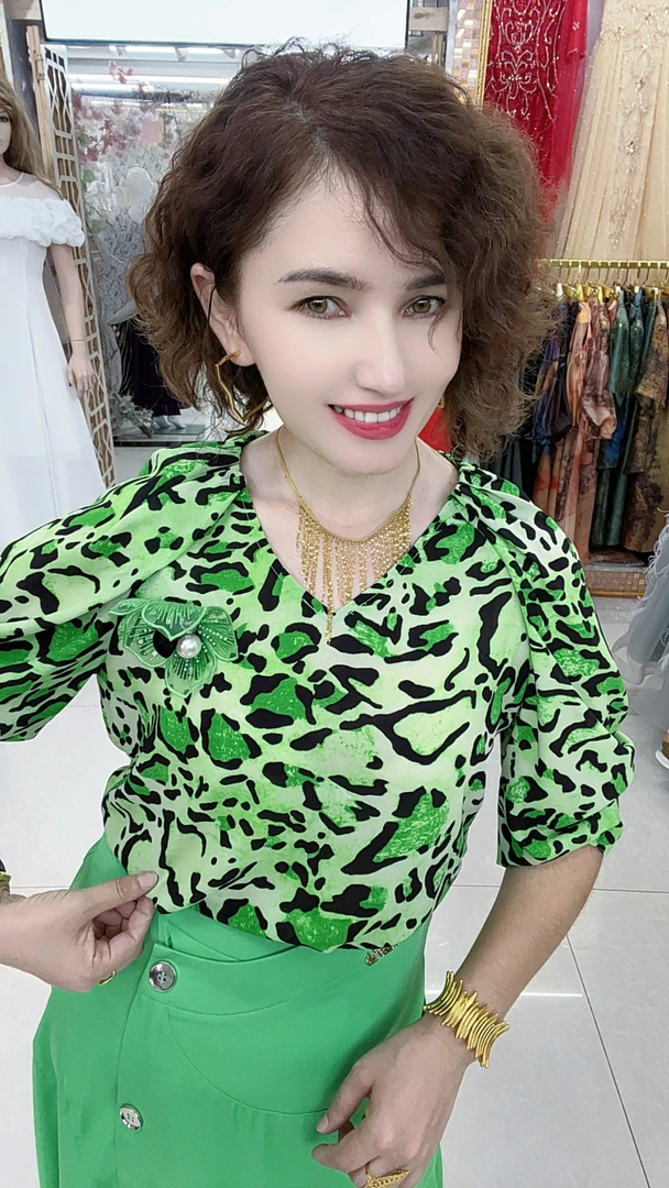 MODA KIZ夏季字母贴布T恤性感显瘦常规款时尚印花