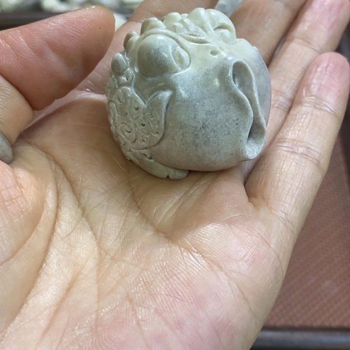 张***泼配饰鹿角雕刻一个出