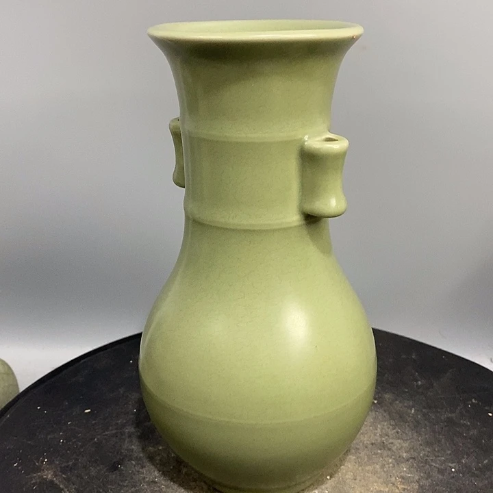 龙泉贯耳瓶造型美观