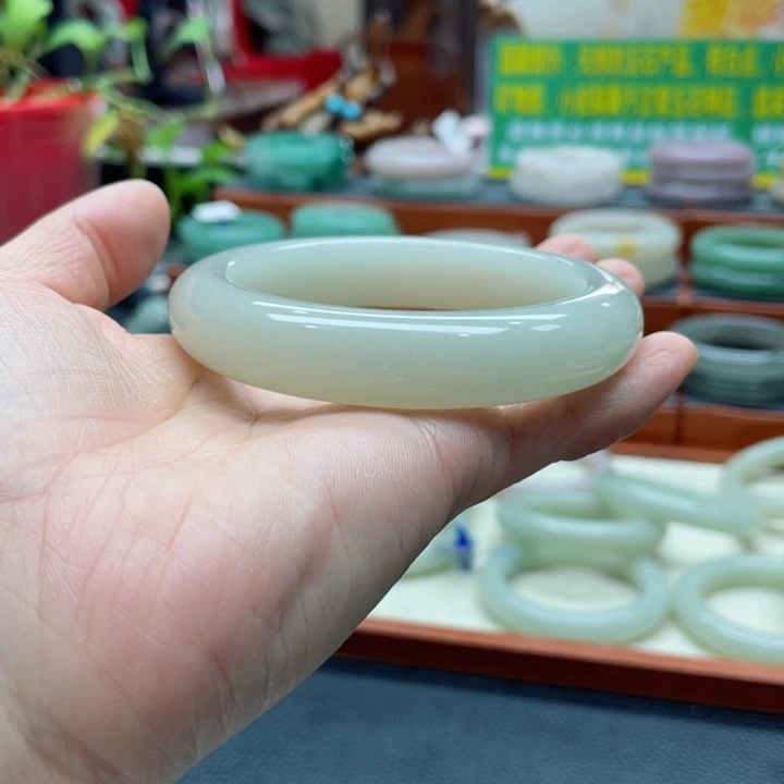 石英质玉手镯未镶嵌乐*悠佘太翠手镯