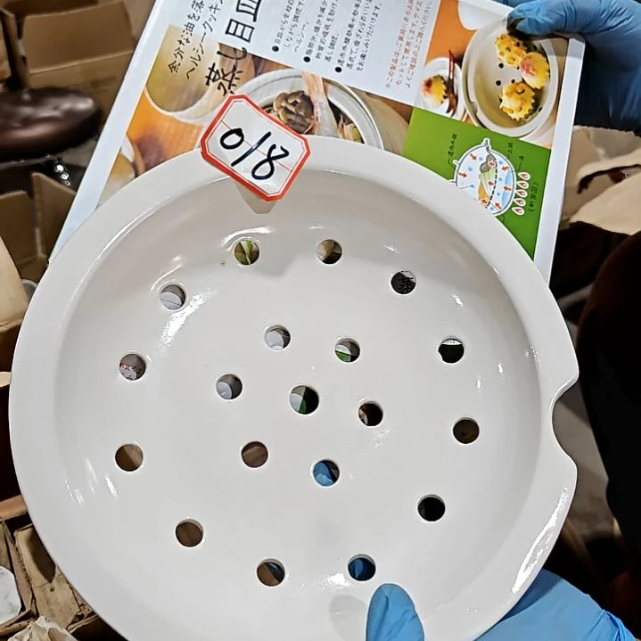盘子碗茶壶啥都有