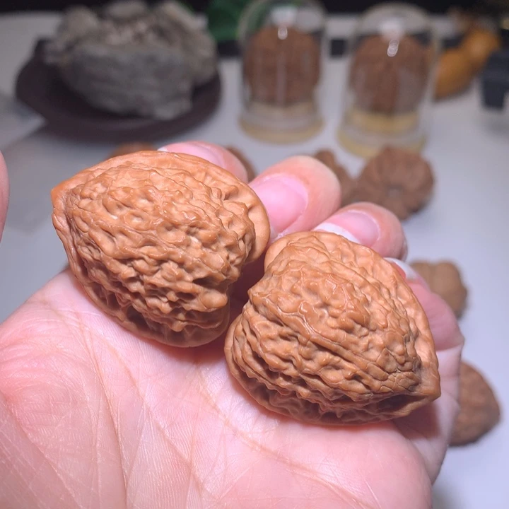 淡****文玩核桃把件蛇王一抹红