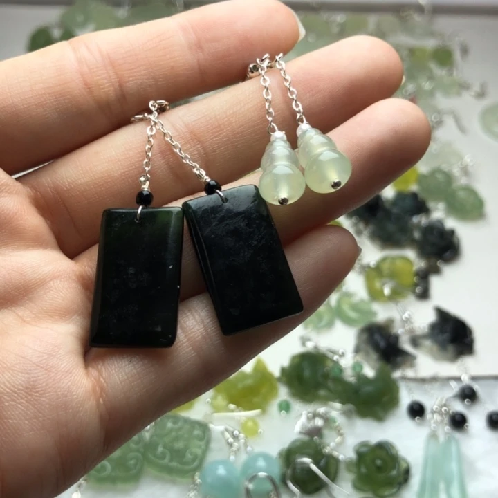 蛇纹石玉耳饰合金