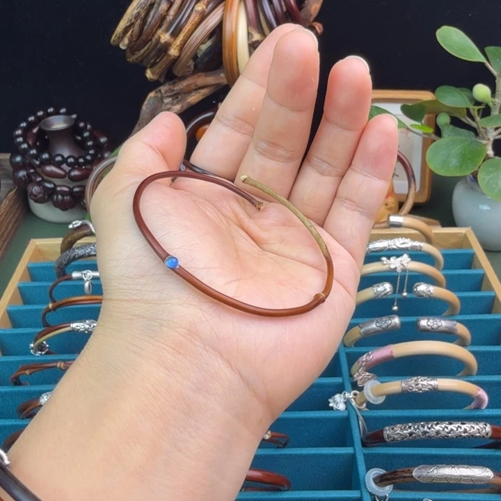 木质非金属山*直播间挑选鸡血藤手镯