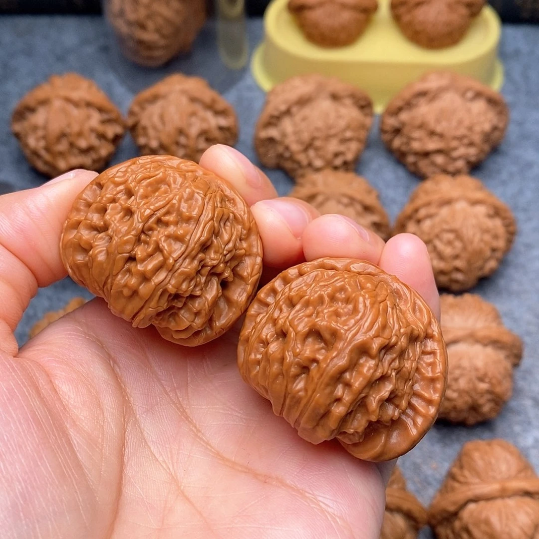 文玩核桃把件白狮子40红皮