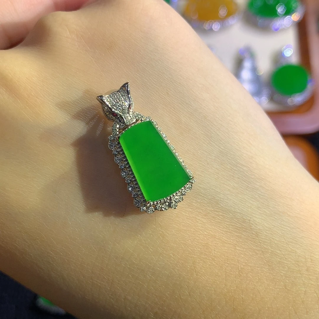 颈饰18K金镶嵌翡翠