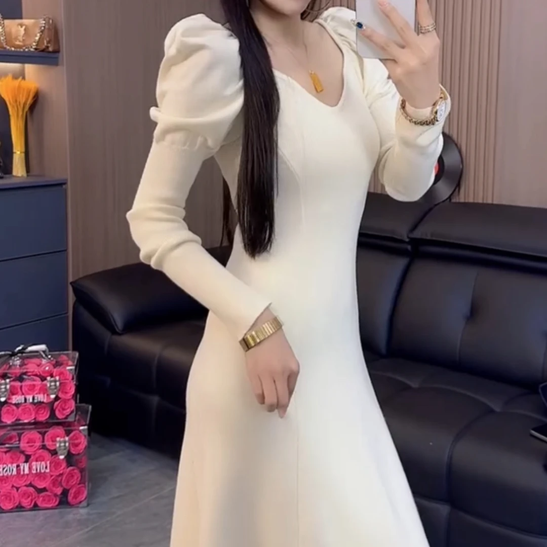 法式高级感针织连衣裙女秋冬2025新款名媛V领泡泡袖修身打底长裙