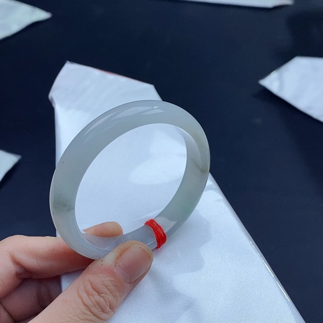 翡翠手镯未镶嵌翡翠