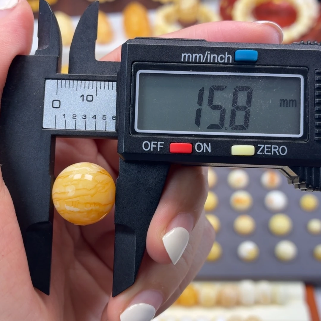 一***张琥珀未镶嵌裸石焦皮15.8mm