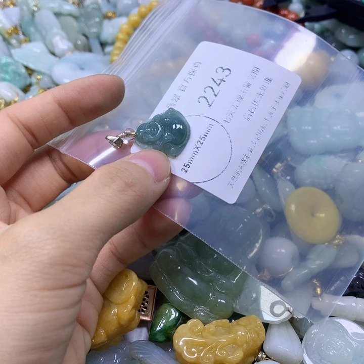 翡翠足银镀金镶嵌颈饰翡翠