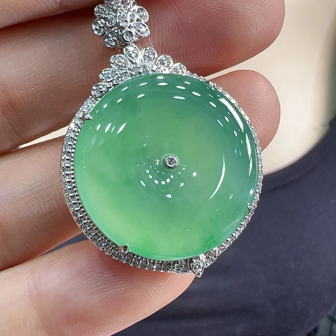 翡翠18K金镶嵌颈饰吊坠