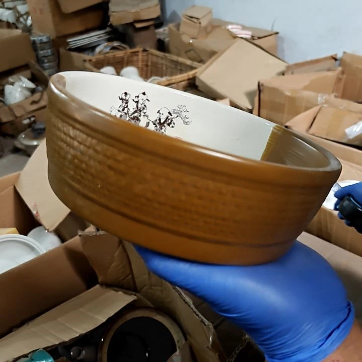 瓷片盘子碗茶壶啥都有