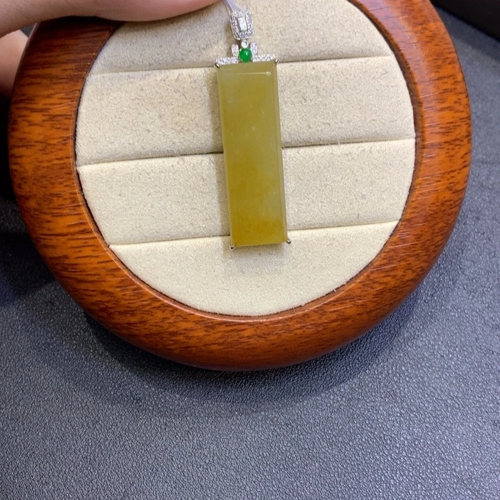 翡翠18K金镶嵌颈饰翡翠