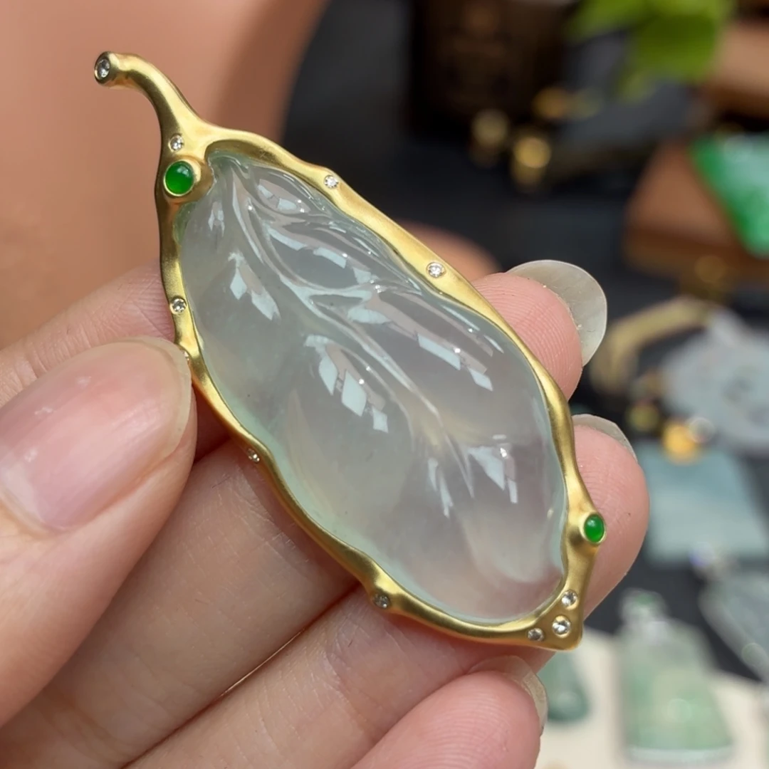 翡翠18K金镶嵌颈饰吊坠