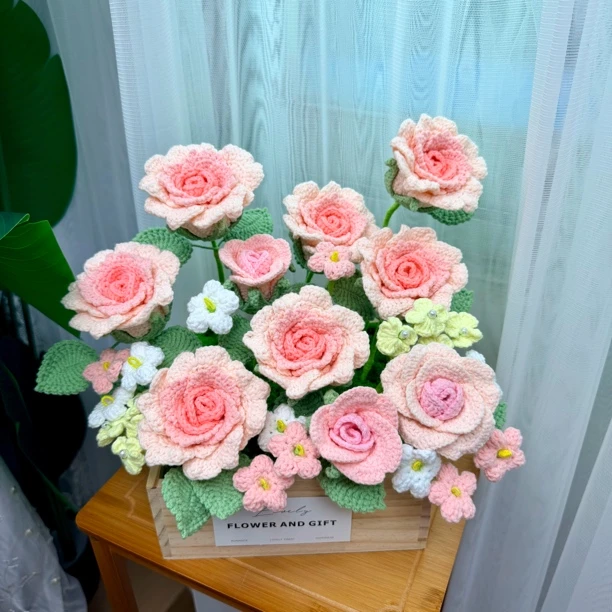 手工针织玫瑰、郁金香小兔等毛线花抱抱桶情人节礼物装饰品