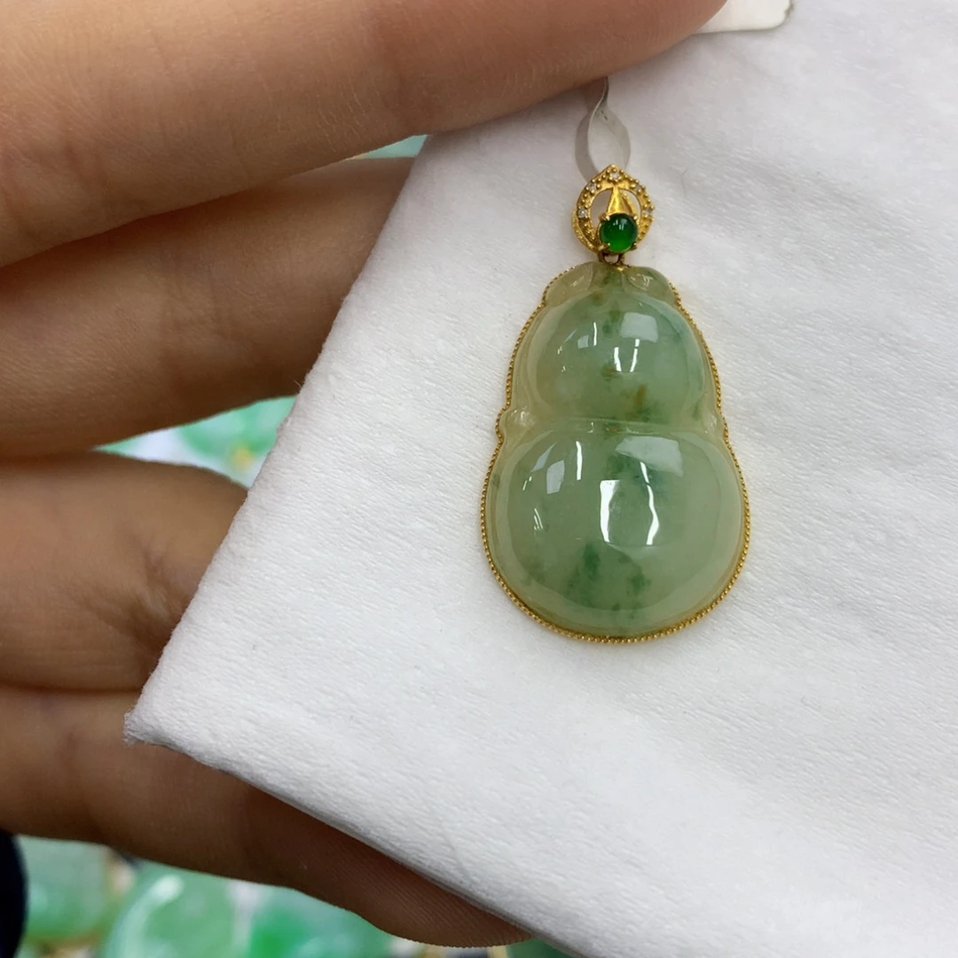 翡翠18K金镶嵌颈饰