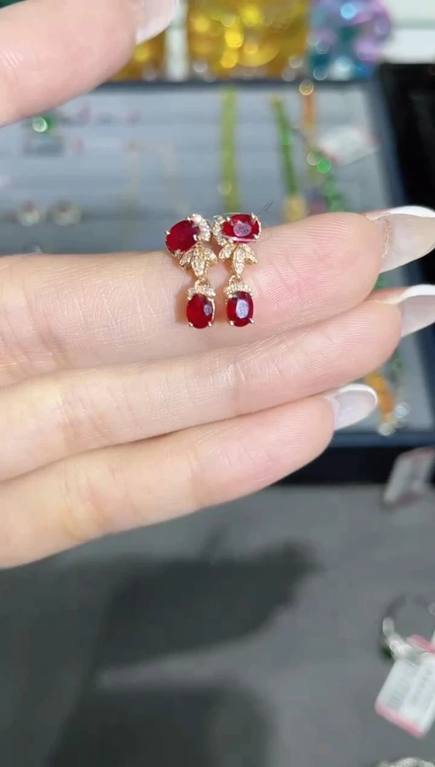 18K金镶嵌天然红宝石耳饰