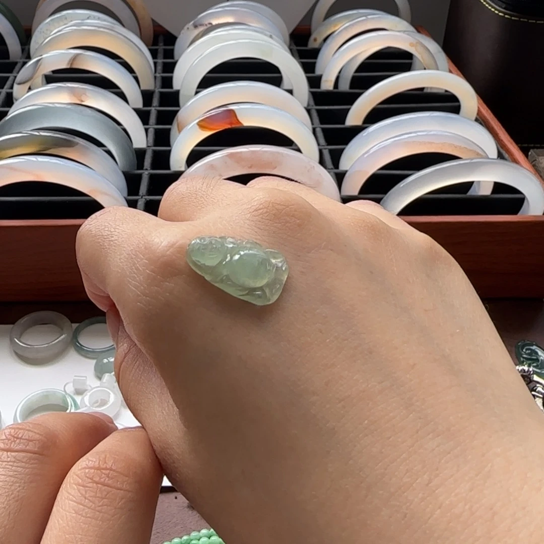 翡翠未镶嵌颈饰晴底佛公