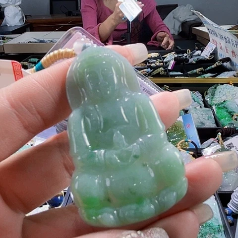 翡翠未镶嵌颈饰一个