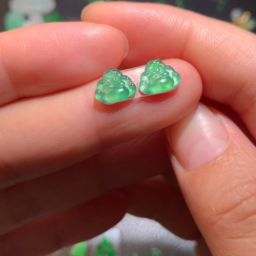 翡翠未镶嵌颈饰佛公