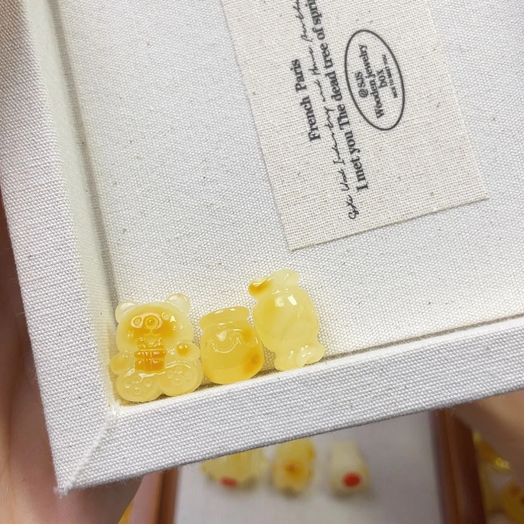 山***兮琥珀未镶嵌裸石小熊