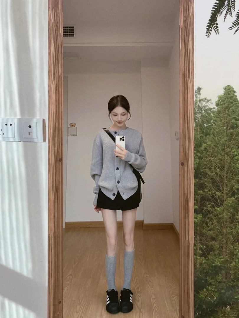 2025早秋新款韩系温柔风灰色长袖针织上衣小众休闲短裤两件套女