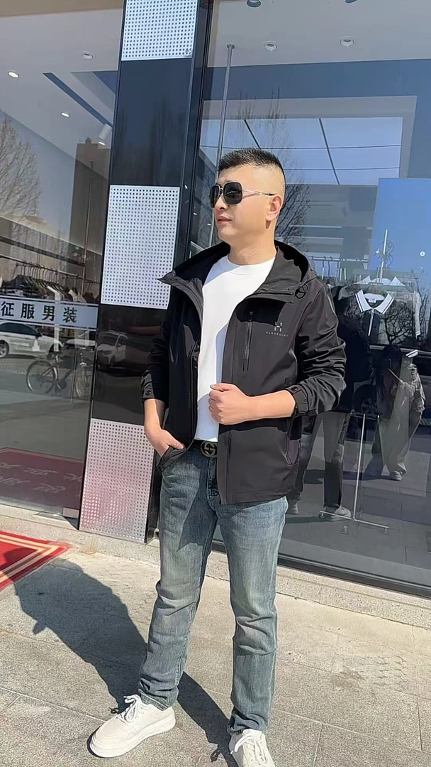 男士冲锋衣外套2025年春季新款时尚简约百搭