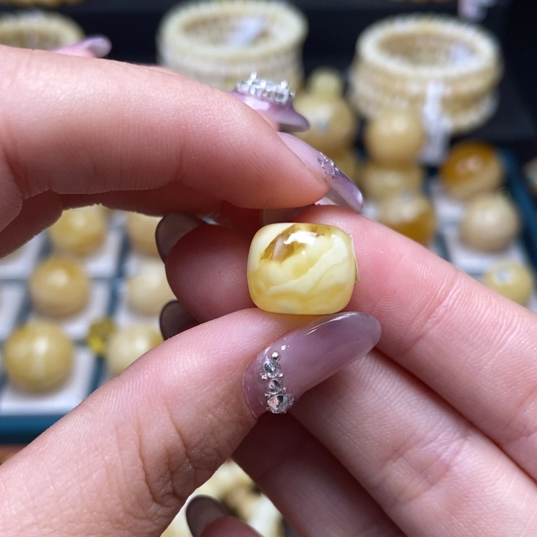 蜜蜡未镶嵌珠宝奇石12.4*10.4mm