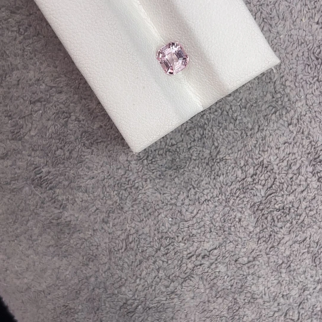 裸石未镶嵌尖晶石0.78Ct。