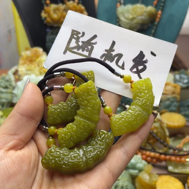 蛇纹石玉未镶嵌颈饰