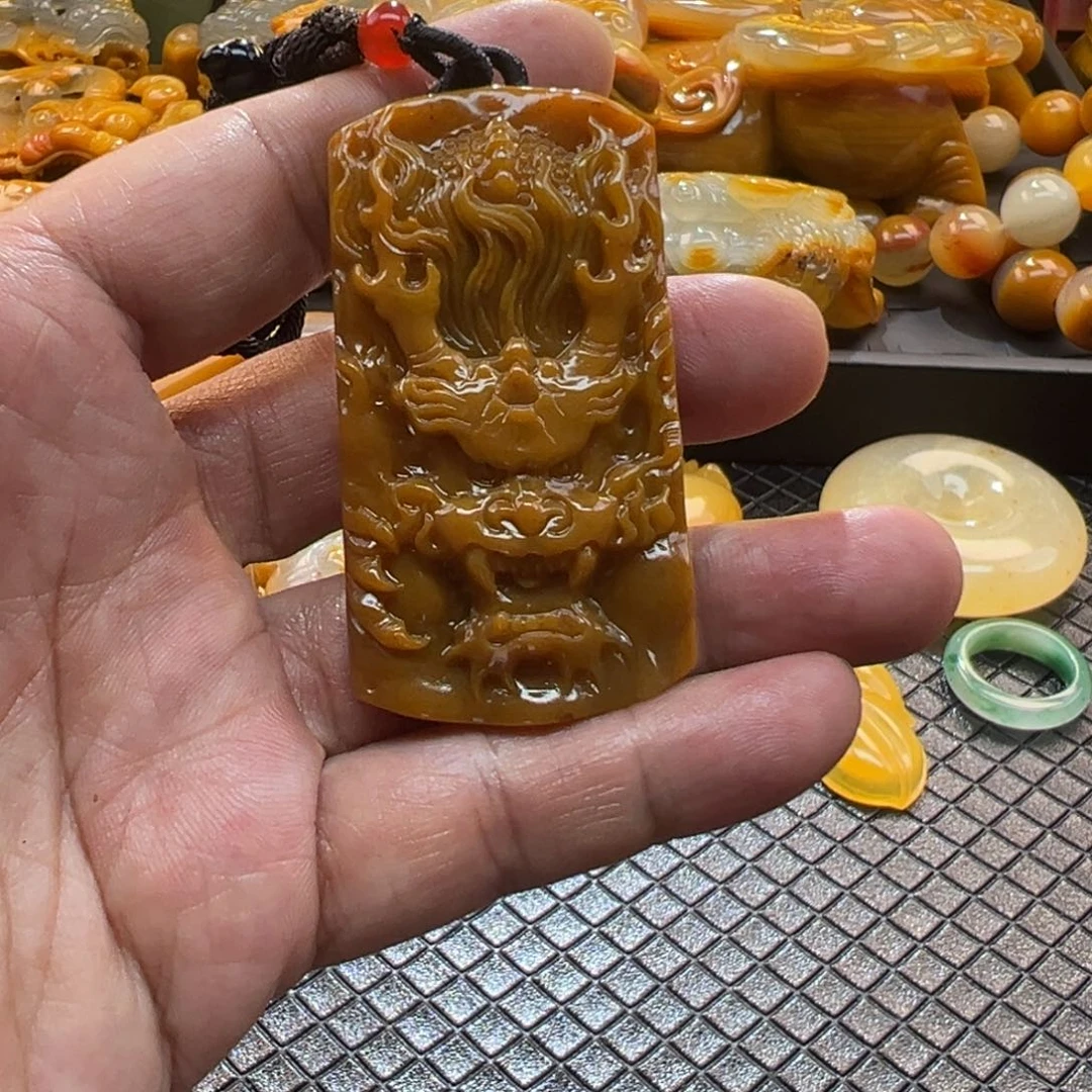 颈饰未镶嵌石英质玉