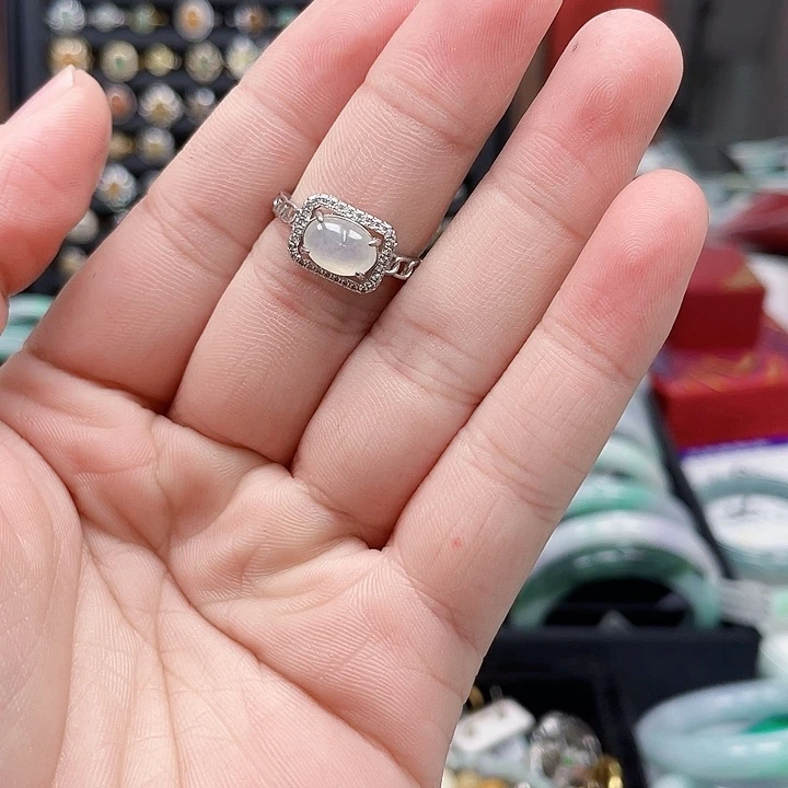 翡翠手镯未镶嵌翡翠