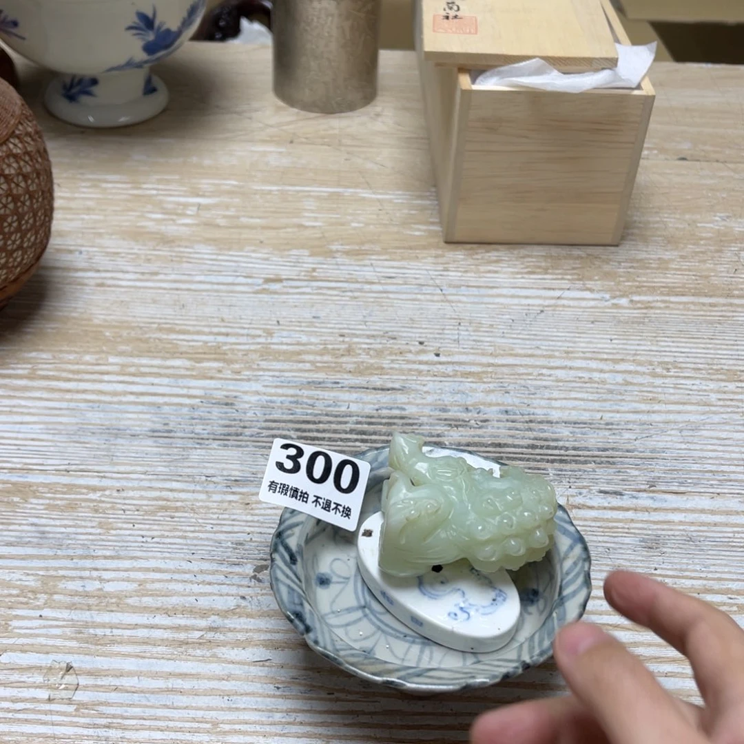 瓷片虎密密麻麻地排列着一个