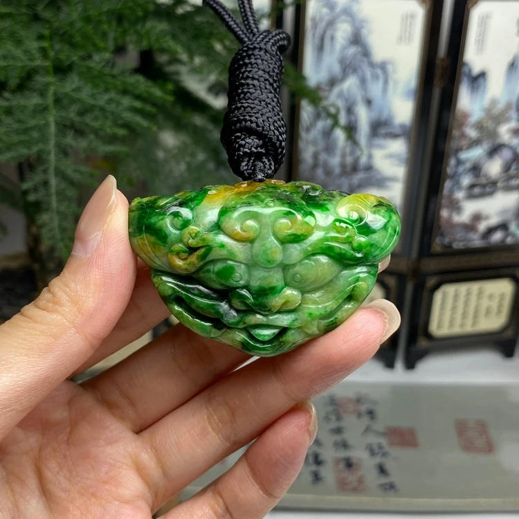 老料黄加绿辣色复古饕餮瑞兽挂件 天然翡翠A货