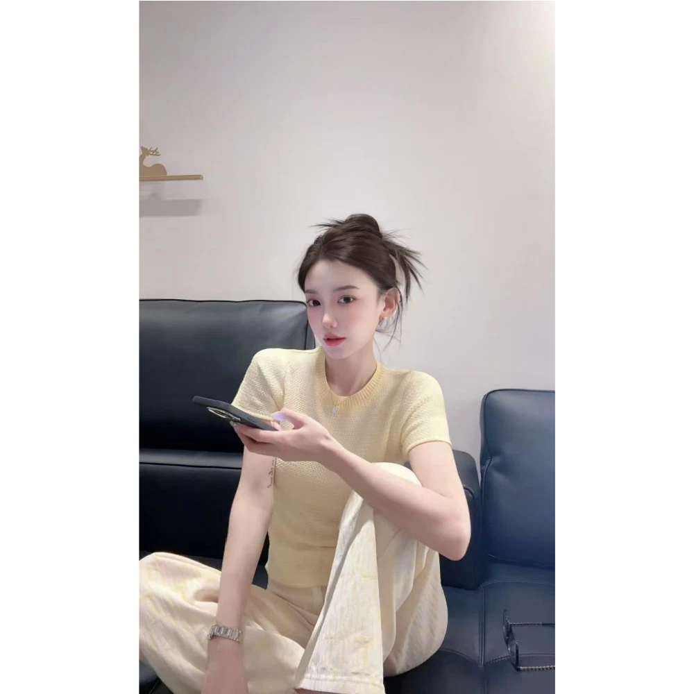 向晚·黄油日光圆领修身鹅黄色针织短袖女