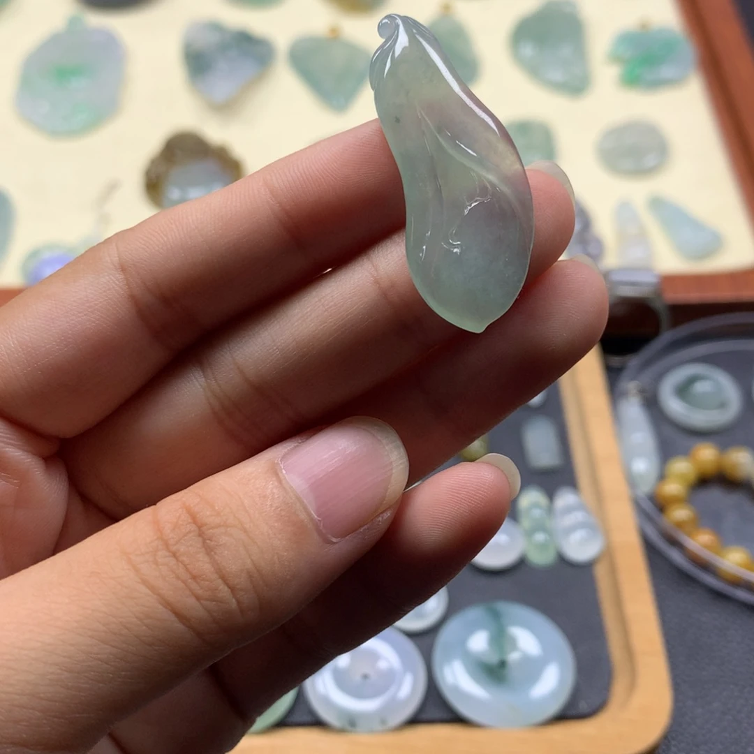颈饰足金镶嵌翡翠玉兰花
