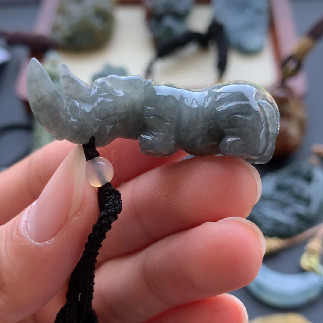 翡翠未镶嵌颈饰犀牛