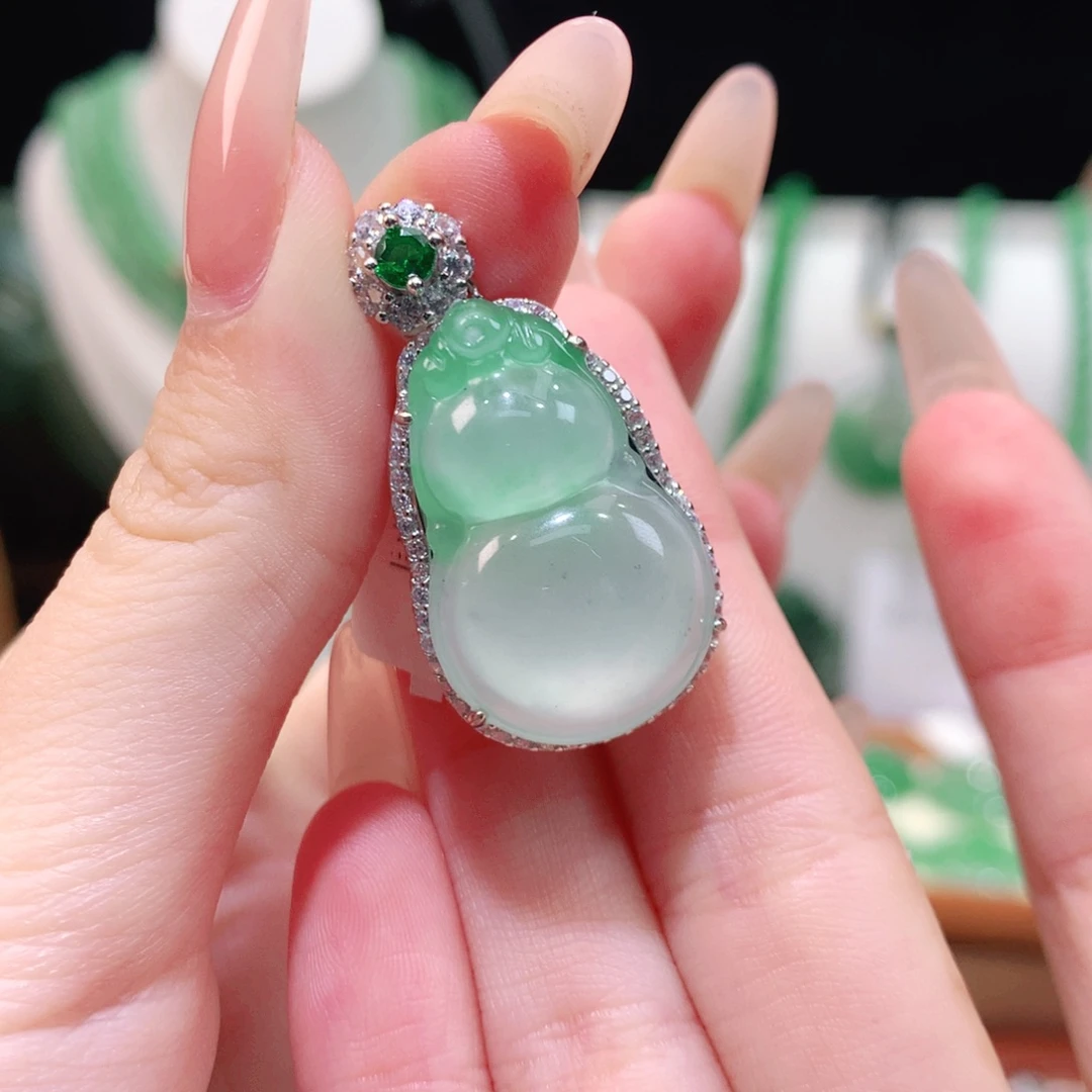 石英质玉（非洲翠）银S925镶嵌颈饰葫芦