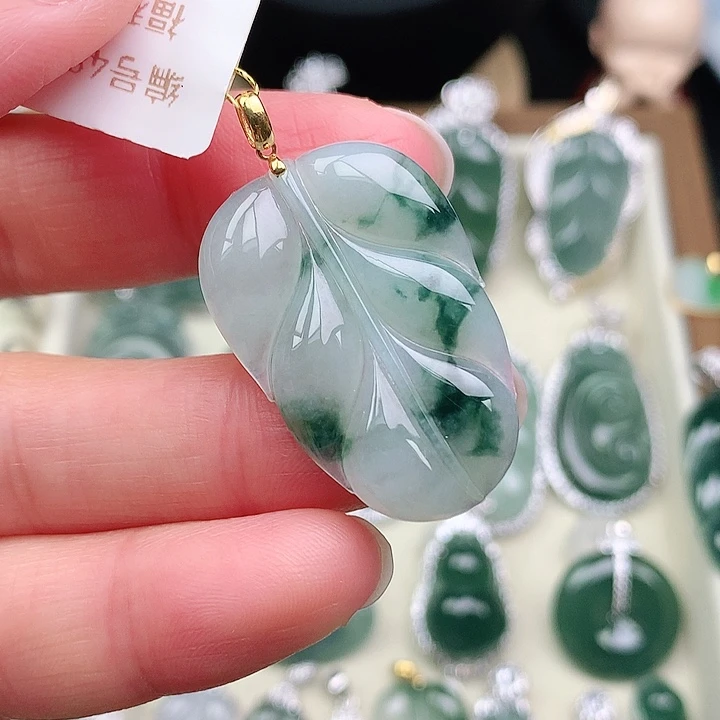 颈饰18K金镶嵌翡翠吊坠