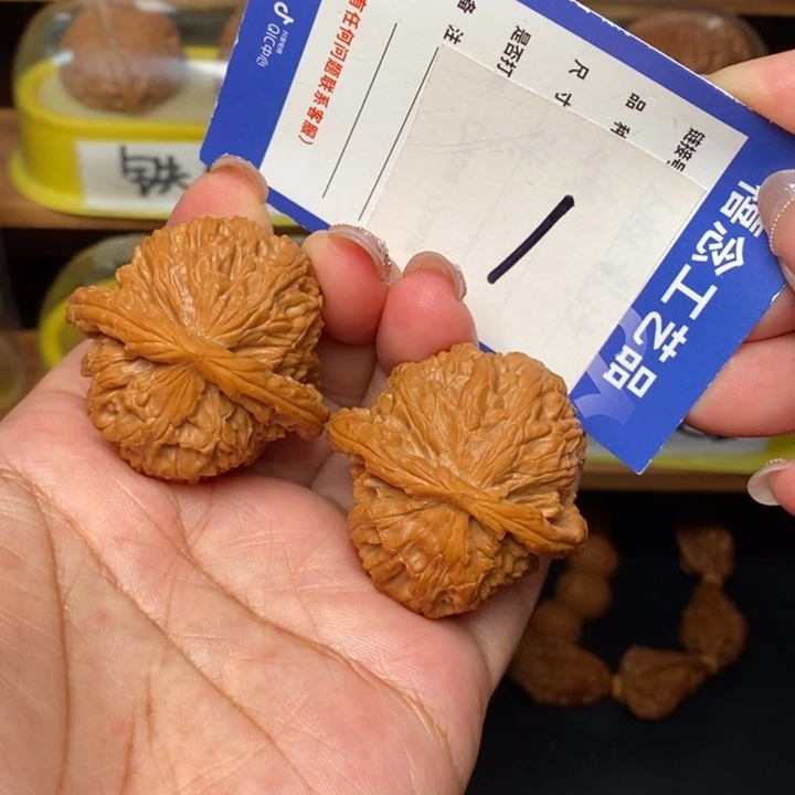 文玩核桃吊坠40白狮子