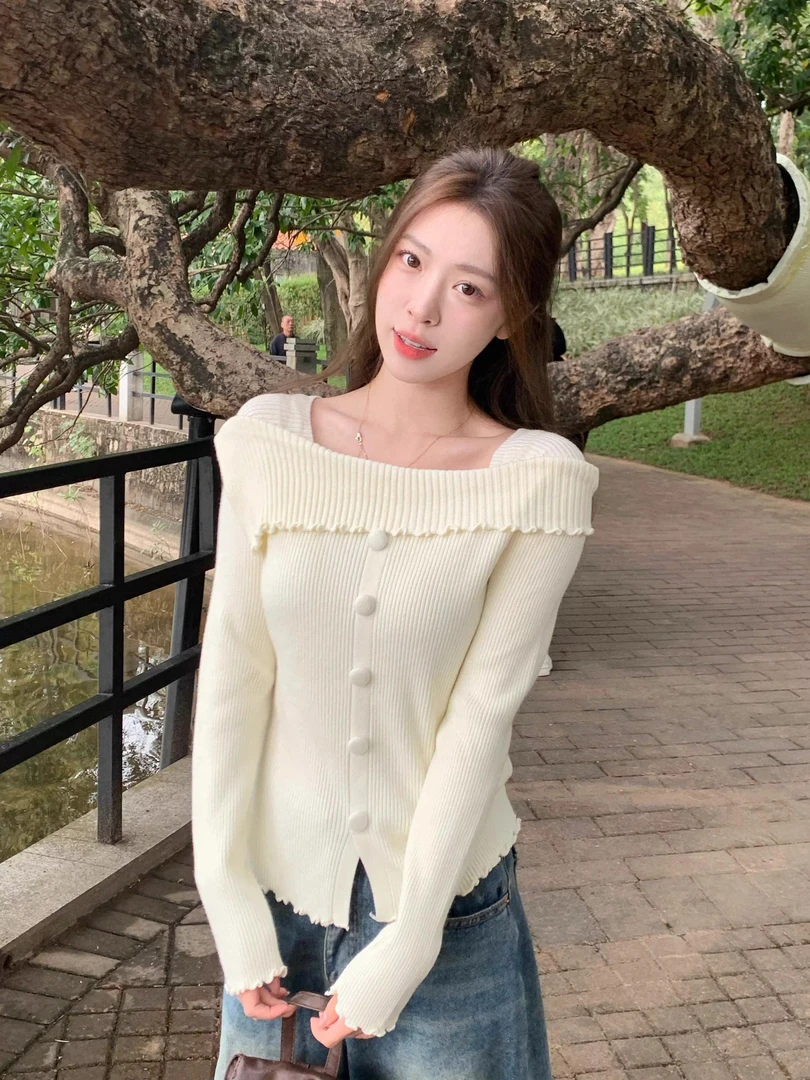 杏色甜美温柔风方领露肩针织长袖打底衫女辣妹一字领纽扣毛衣上衣