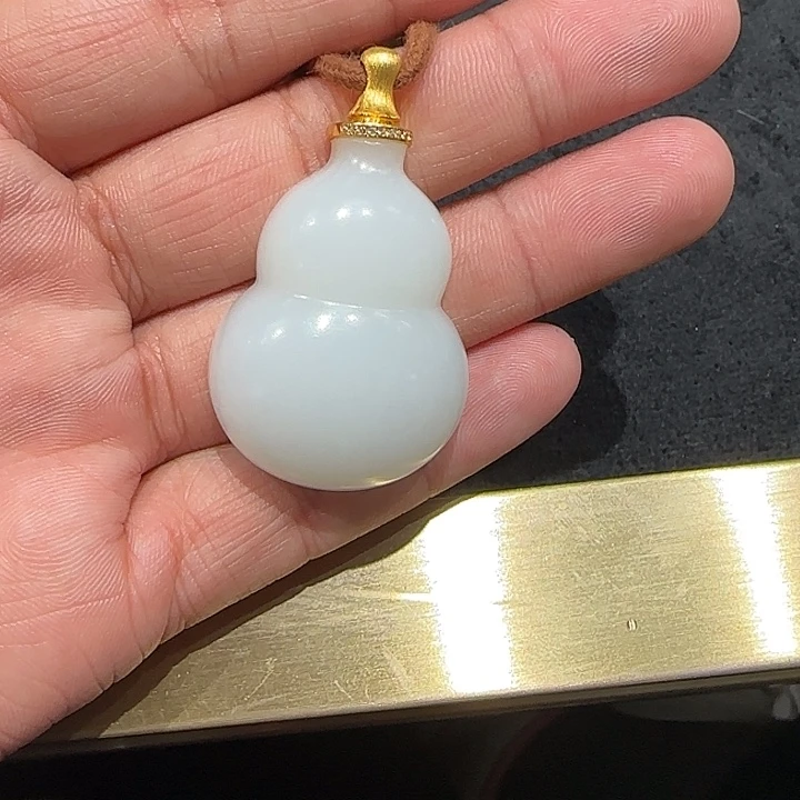 和田玉18K金镶嵌颈饰俄料