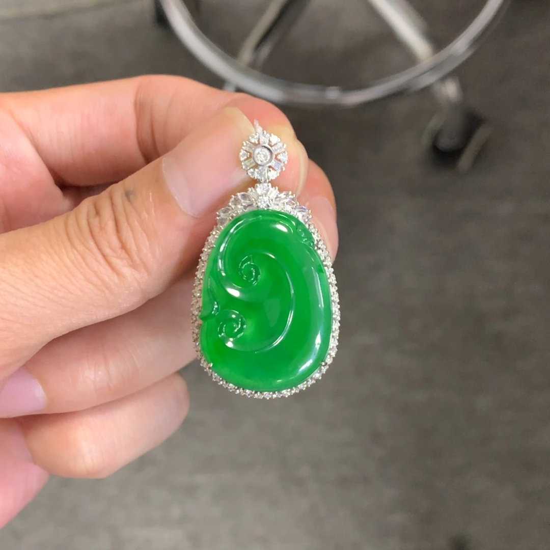 翡翠18K金镶嵌颈饰杜*翡翠